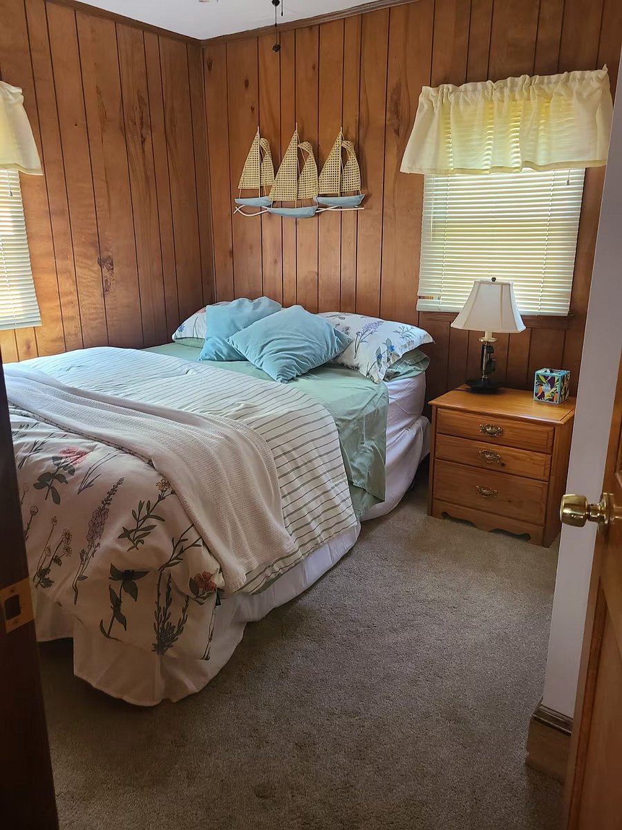 New queen bed/new linens