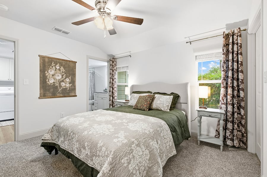 Master, queen, large walk in closet
