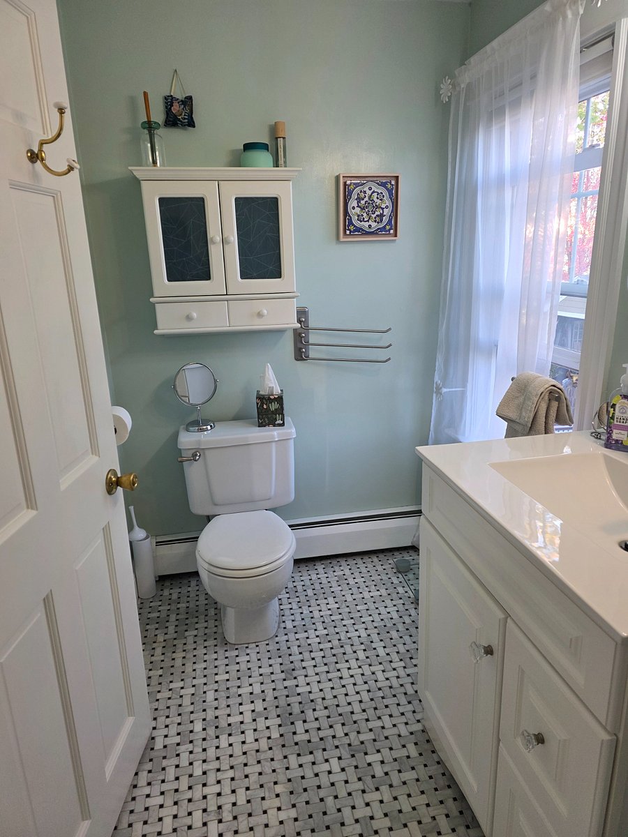 upstairs bathroom with shower/tub