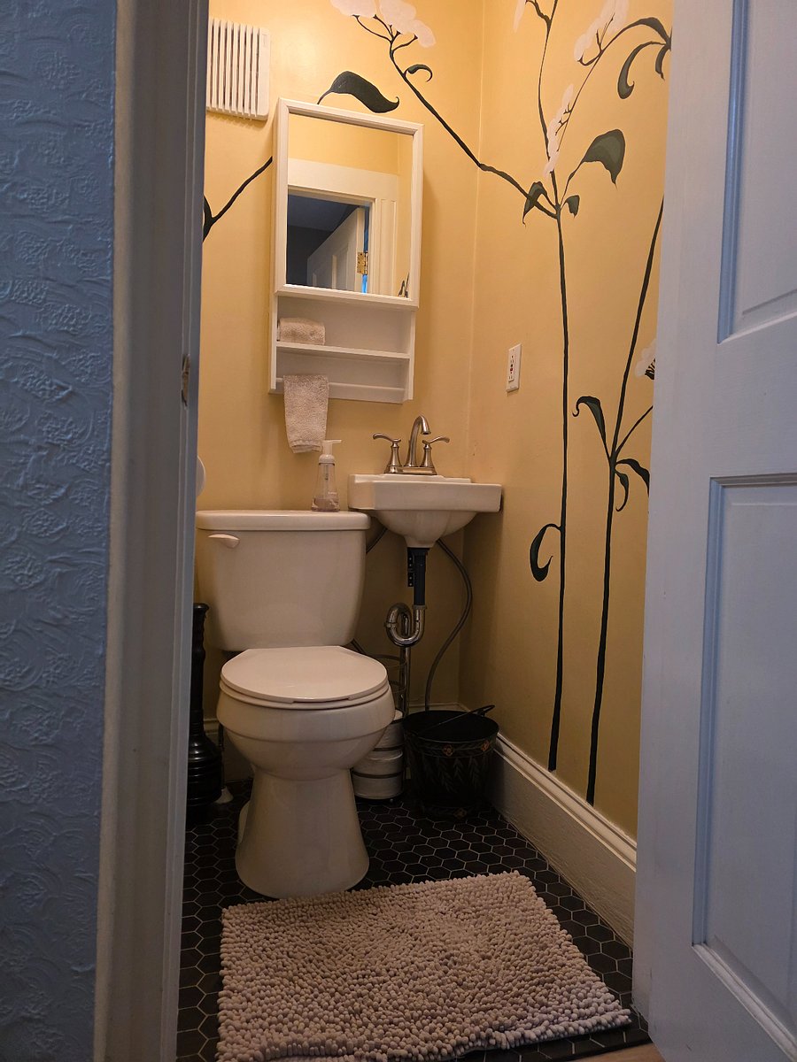 main floor 1/2 bath