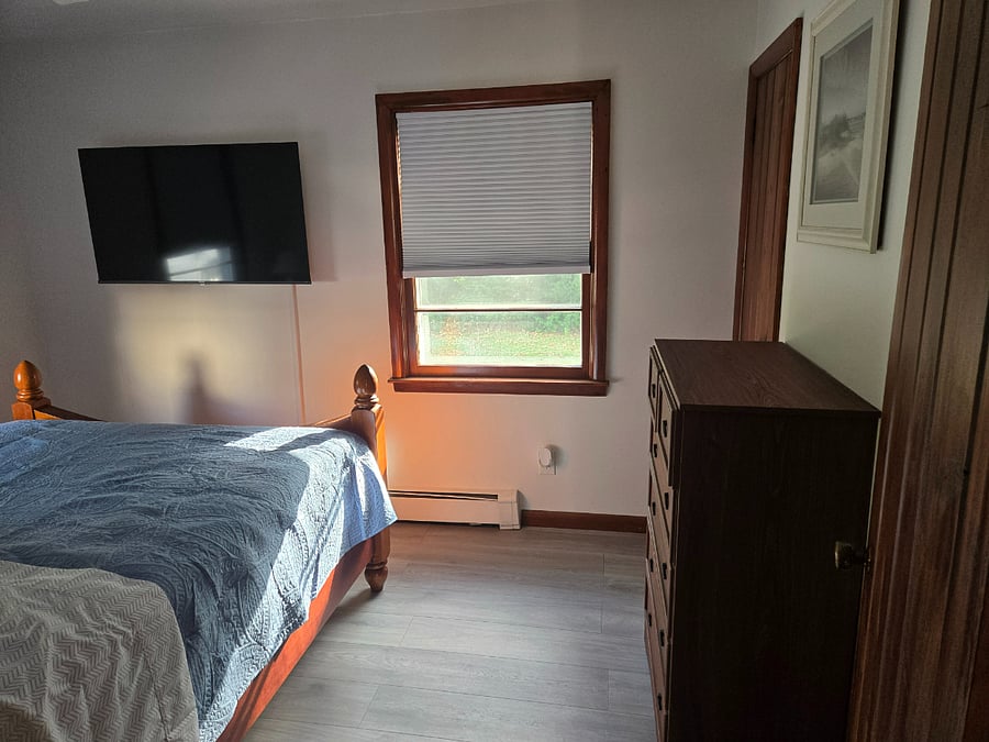 guest bedrrom queen bed 55 in tv