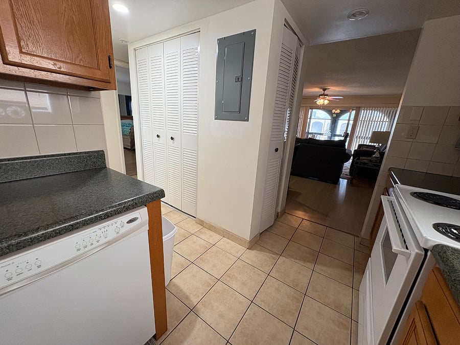 full kitchen and pantry