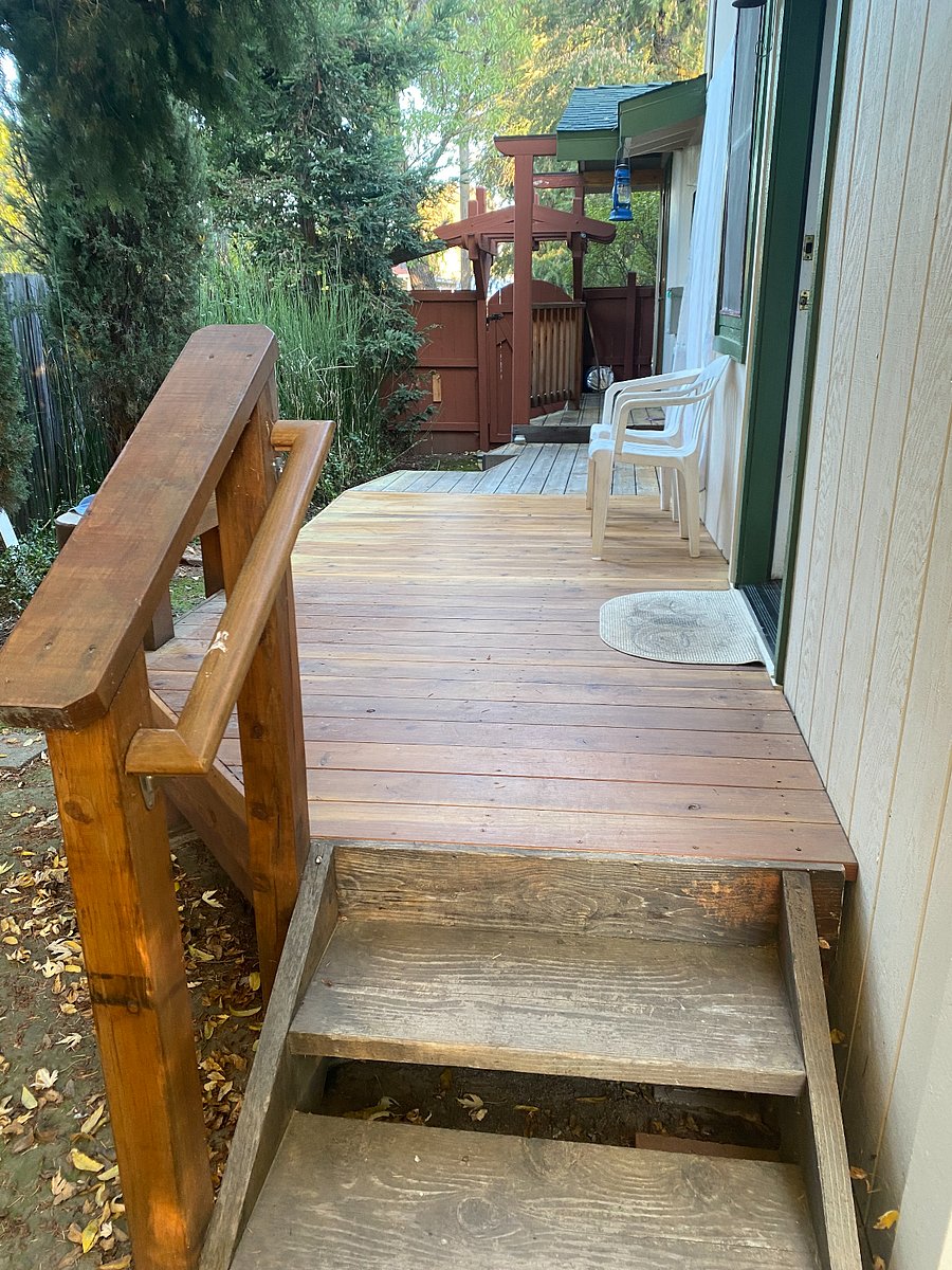 OUTDOOR DECK ACCESSIBLE FROM kITCHEN OR MASTER BEDROOMLAUNDRY