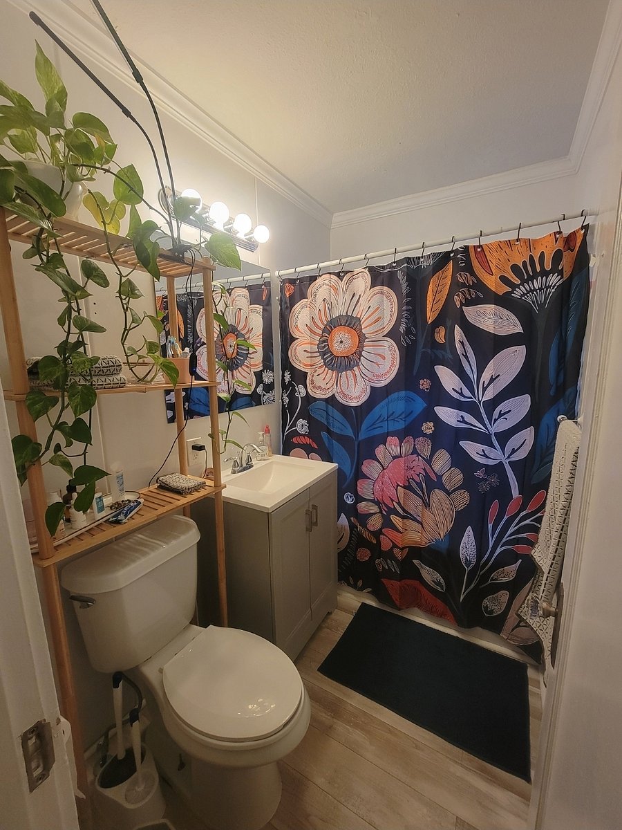 Shared bathroom . Always kept clean and extremely tidy.