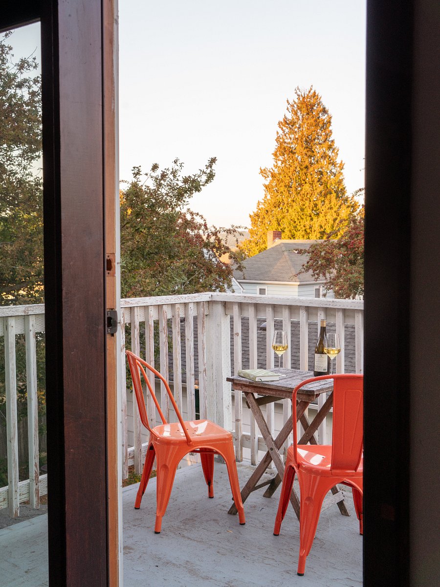 Have your morning coffee or a glass of wine on the private upstairs deck. Get a glimpse of mountains and downtown.