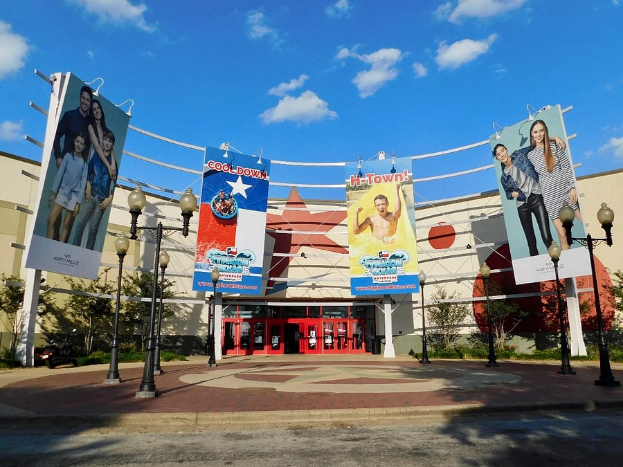15 minutes from shopping at Katy Mills