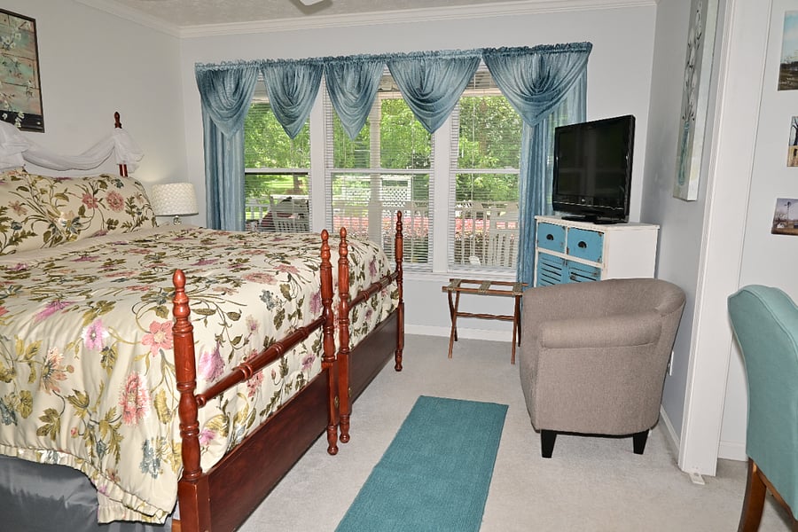 Can convert to 2 twin beds