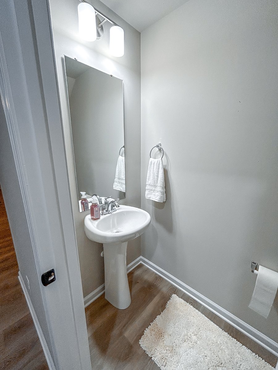Bathroom 3 (first floor)
