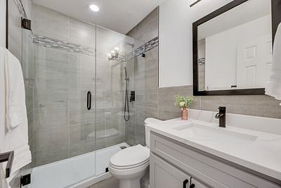 Full Bathroom 1
