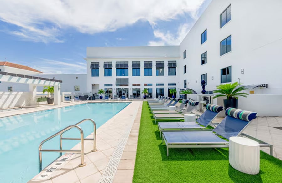 Rooftop pool with Jacuzzi 