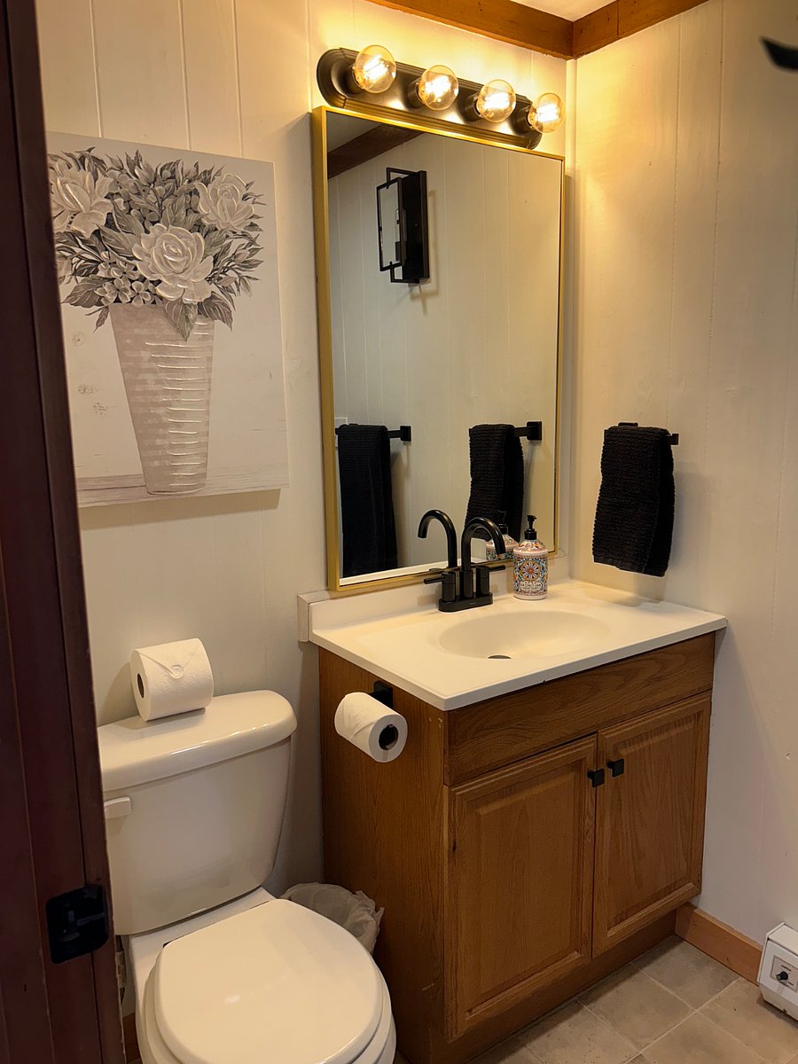 Bathroom 1: shower only 