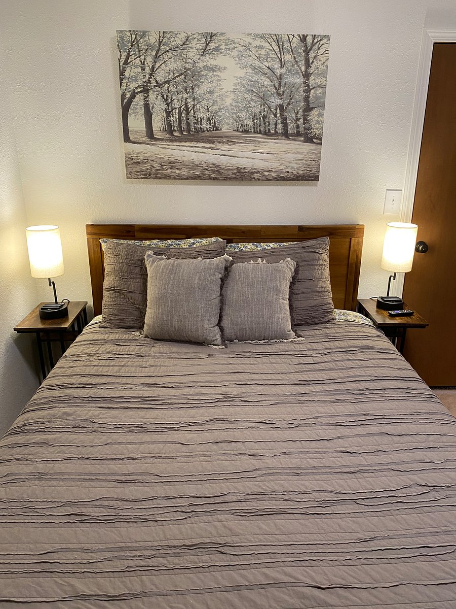 Bedroom 1: queen bed