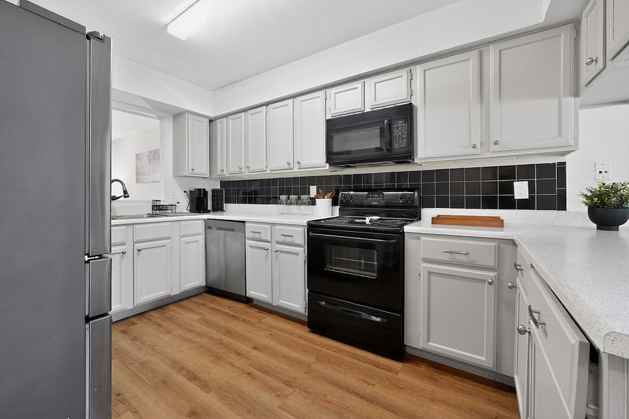 Fully equipped kitchen with dishwasher and full cookware