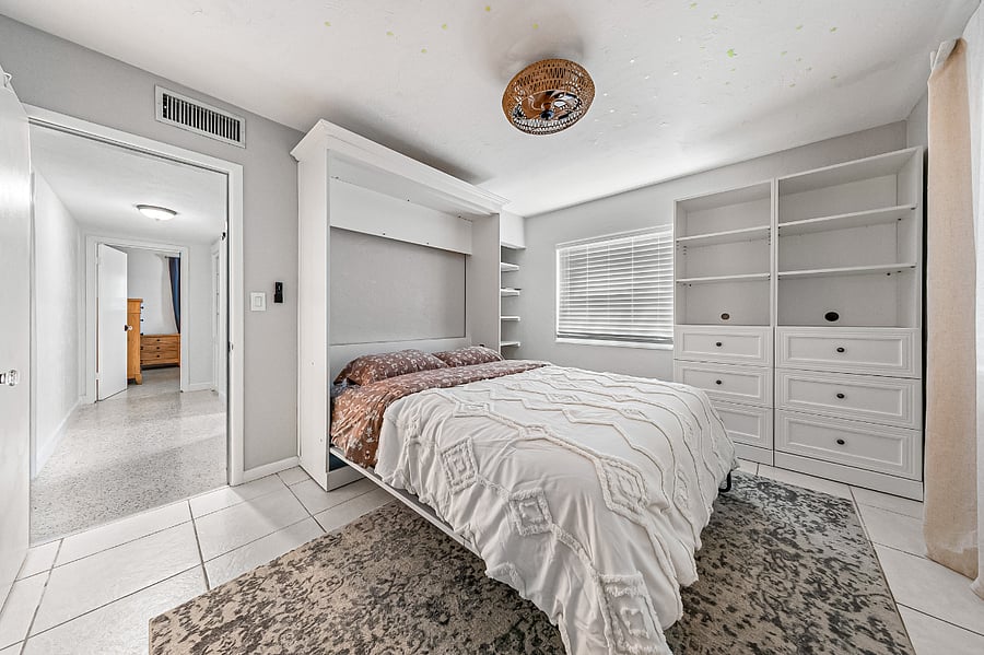 Murphy Bed - room has a desk if needed for a office.