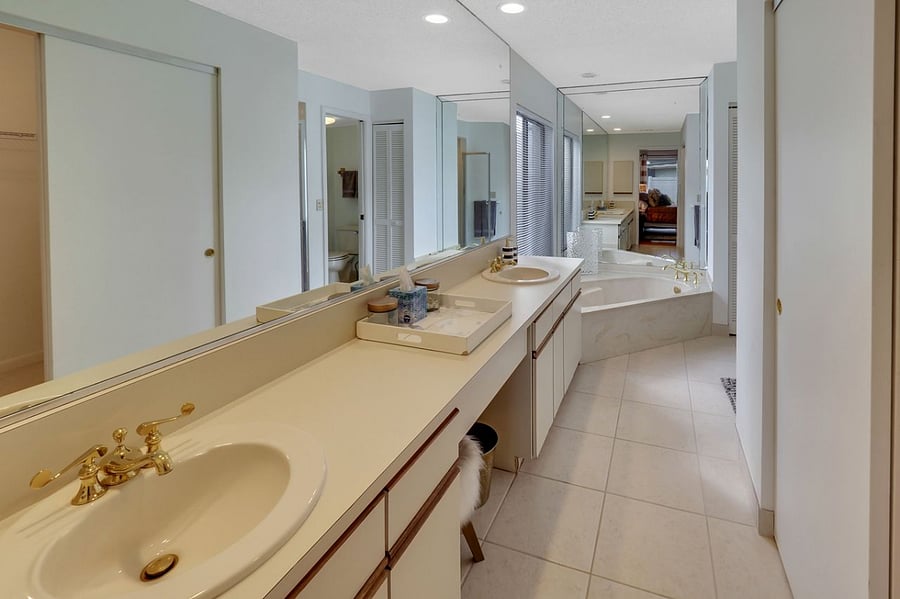 Main bath connected to main bedroom