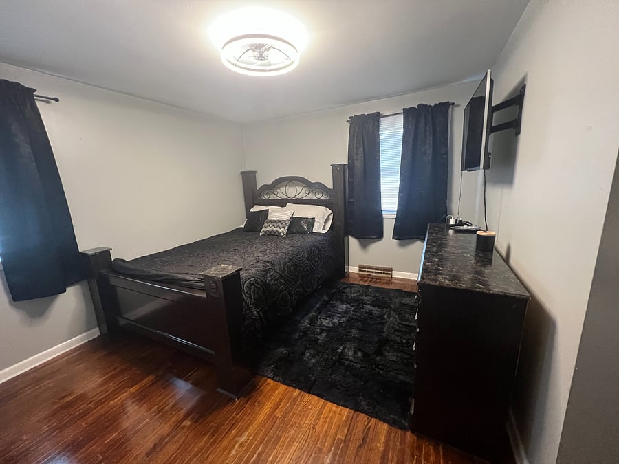 Queen adjustable bed and ensuite