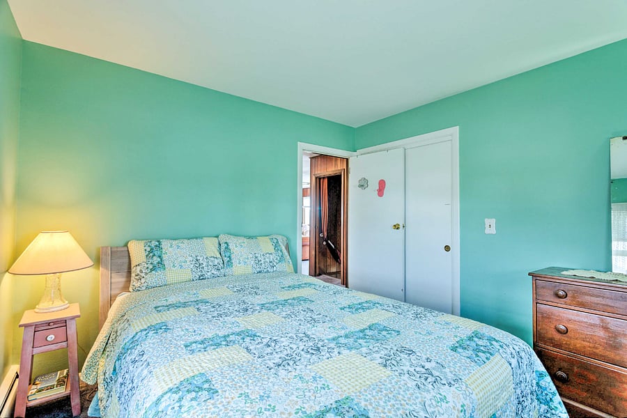 Upstairs BR, queen bed