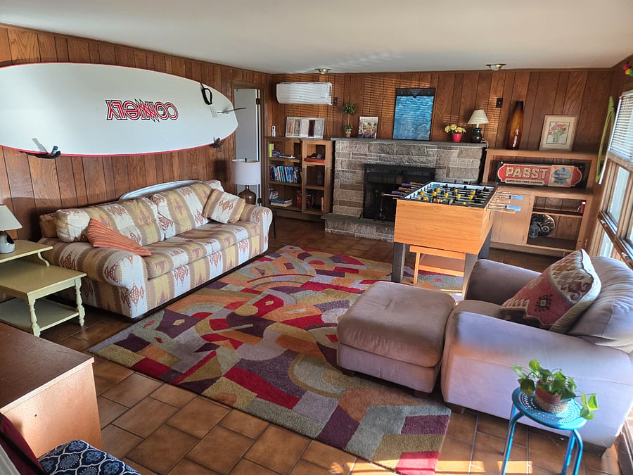 Lower living area, pull-out couch
