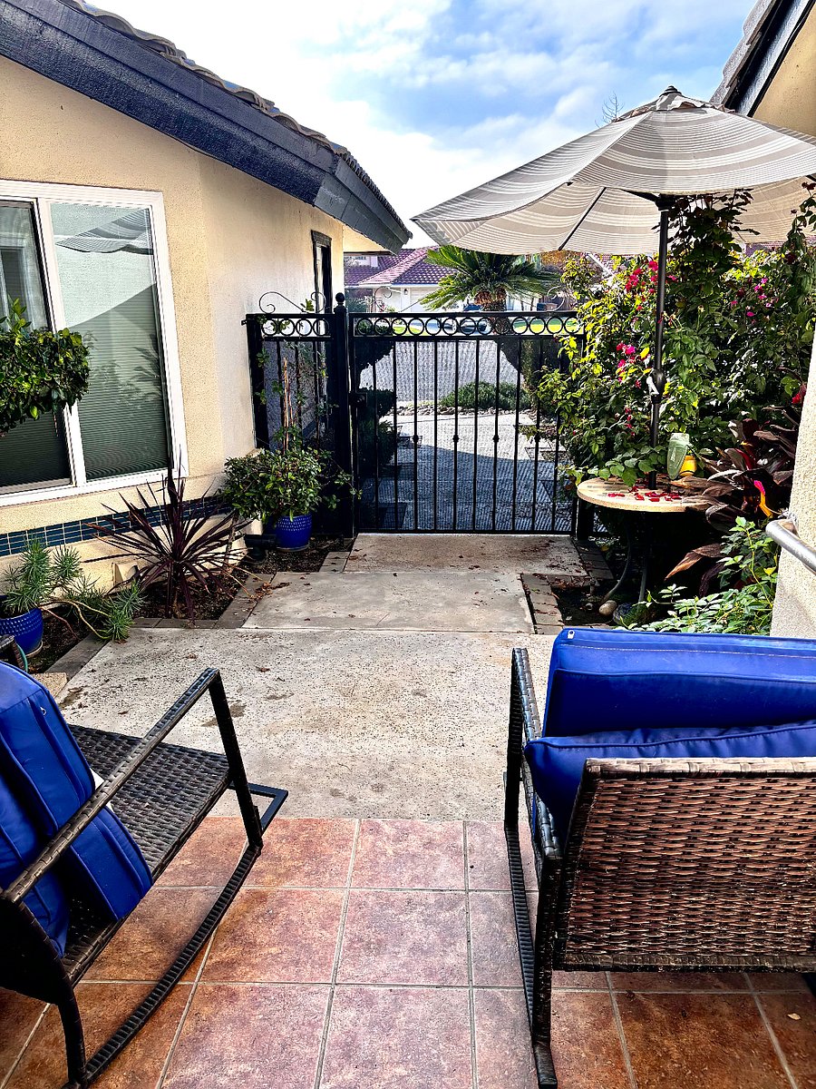 Shared Front Courtyard entrance to front door of home
