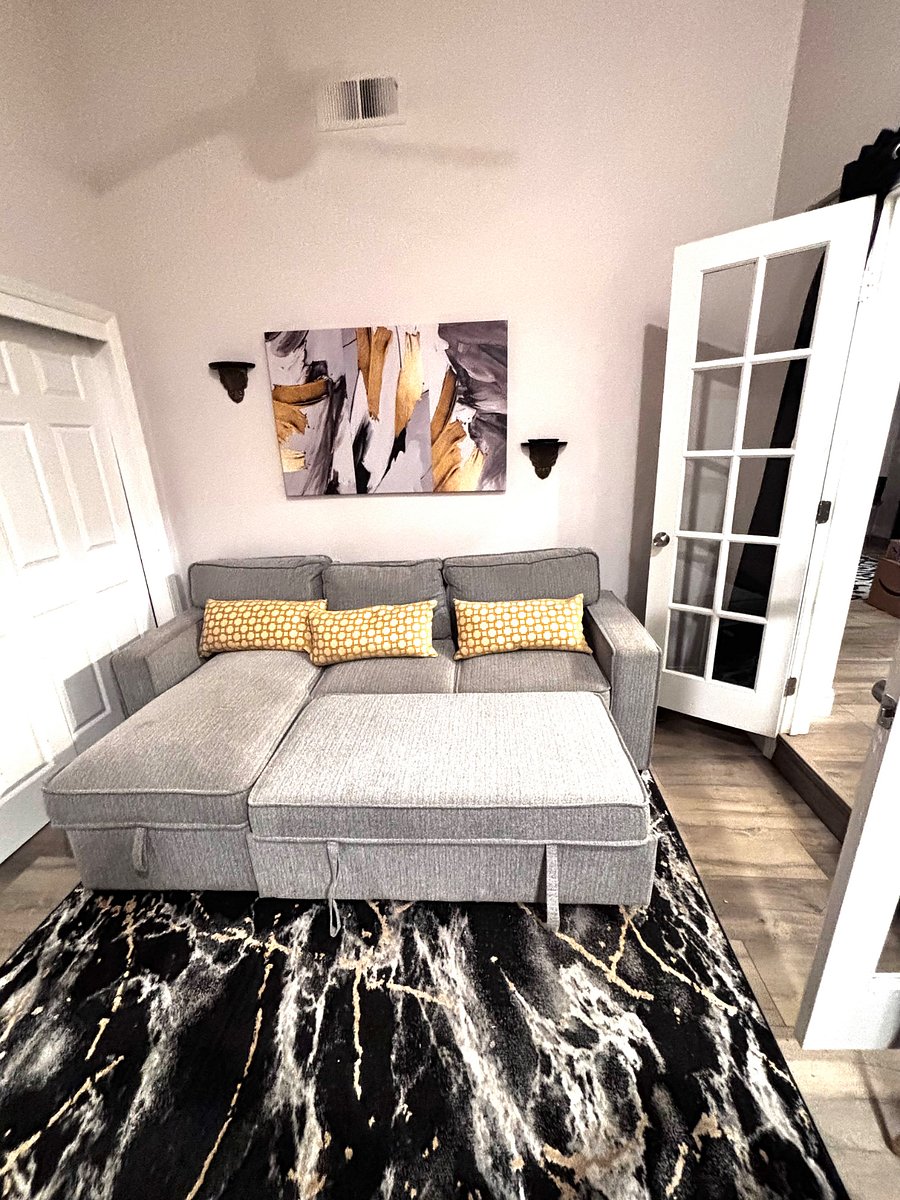 Extra guest room/office with Pop up sofa bed
