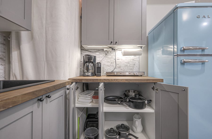 Cook with easedishwasher, stovetop, microwave, and fridge included.