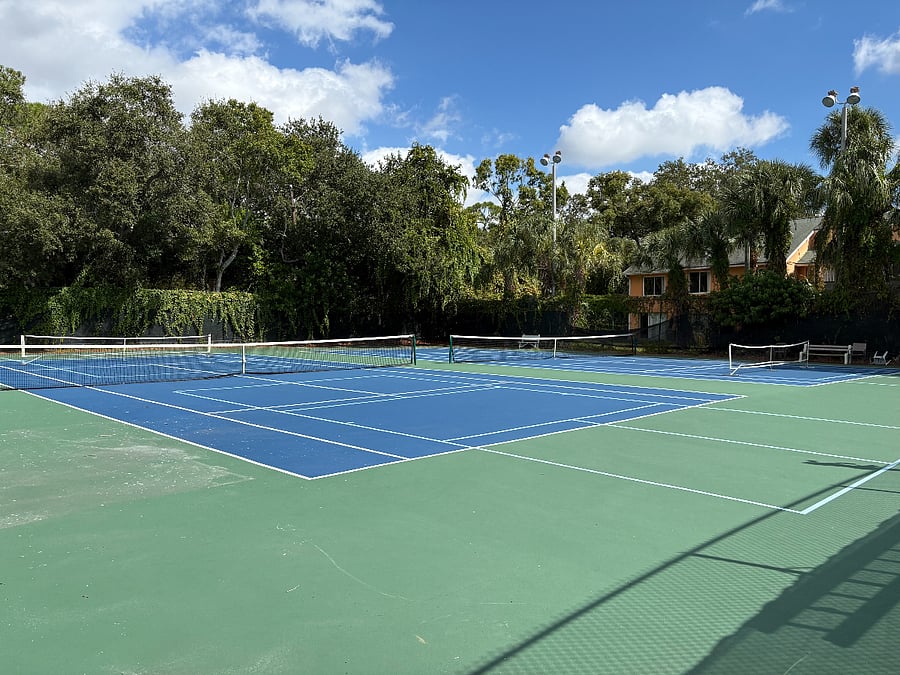 Tennis / pickleball Courts