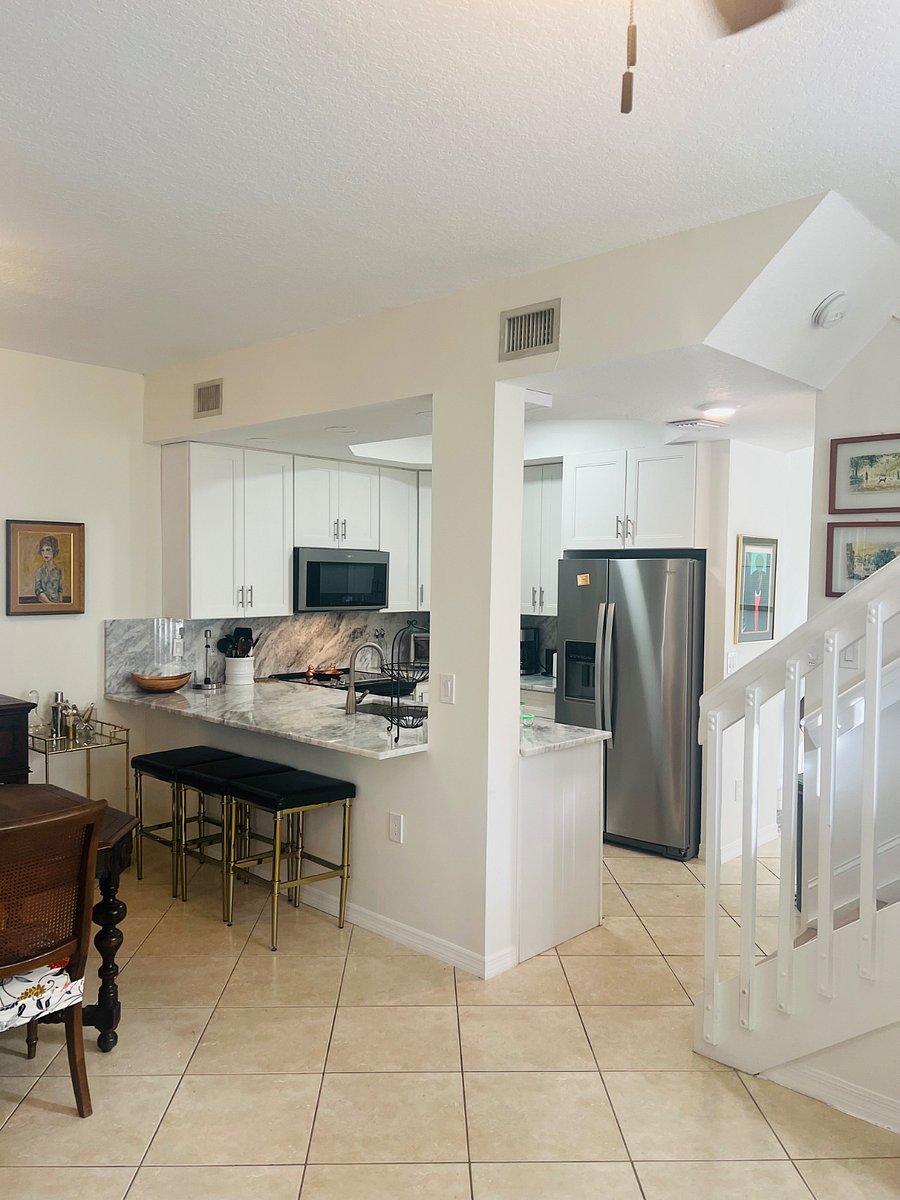 Fully equipped modern kitchen, marble countertops, stainless steel appliances.