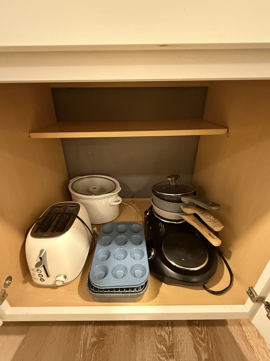 Double hot plate & crock pot for add'l cooking needs!
