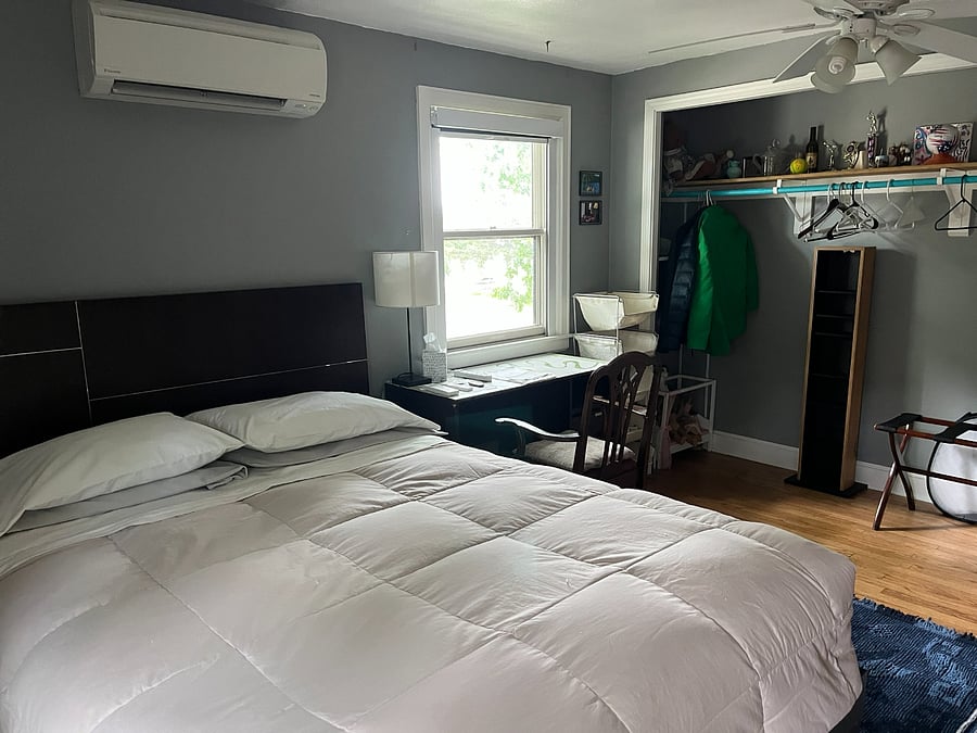 Middle room - view of closet