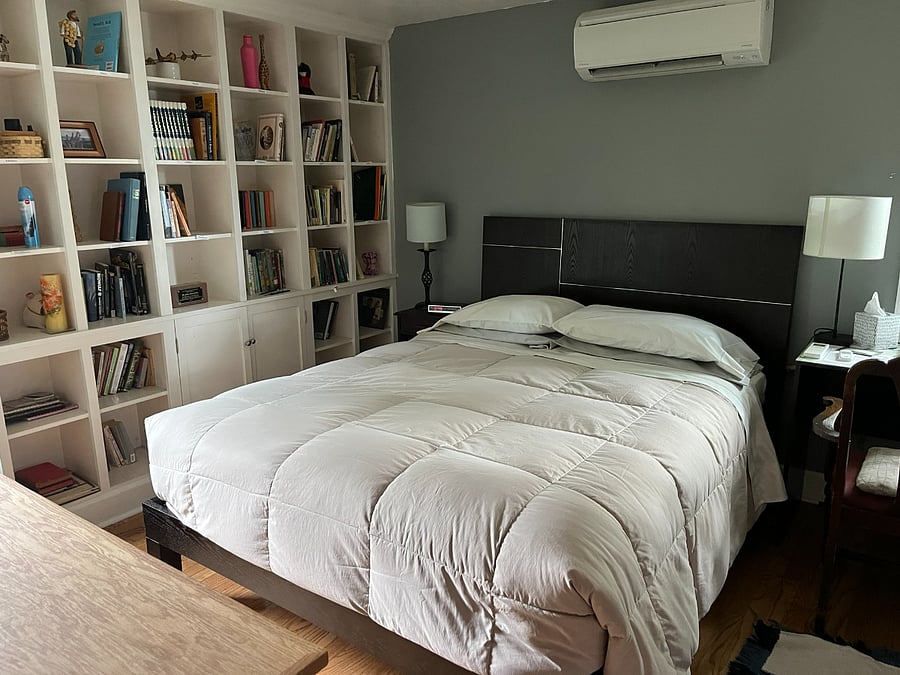 Middle Room - Queen bed