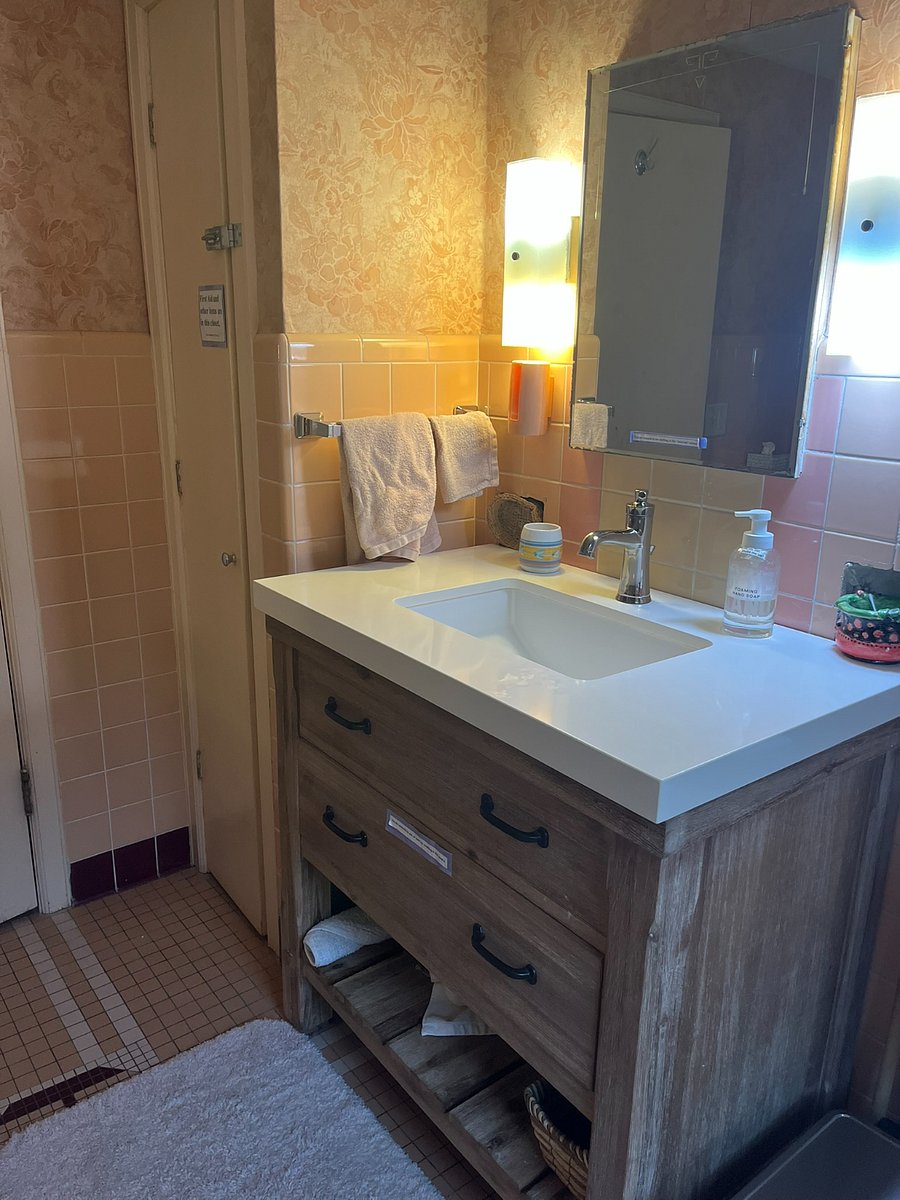  2nd floor bathroom