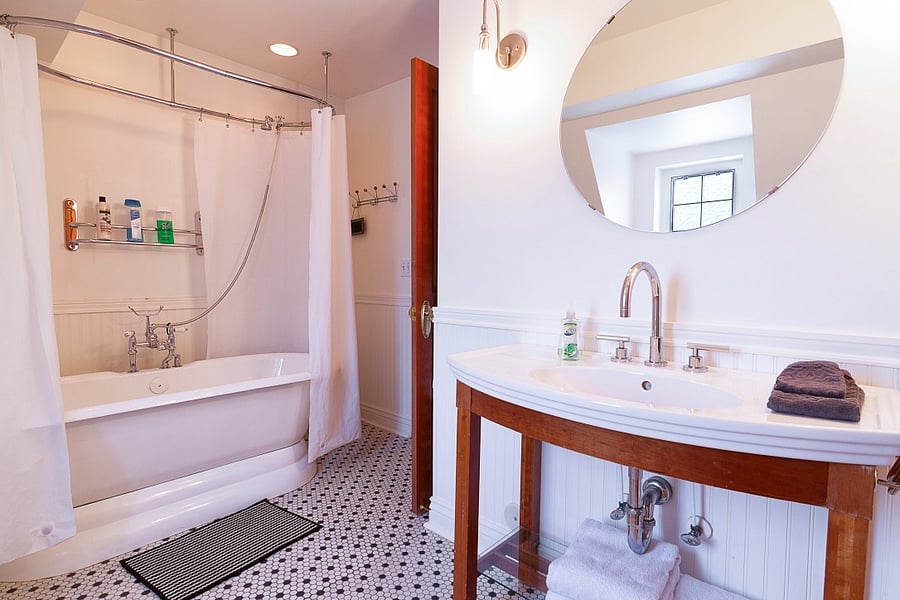 Upstairs North Bathroom Pic-1