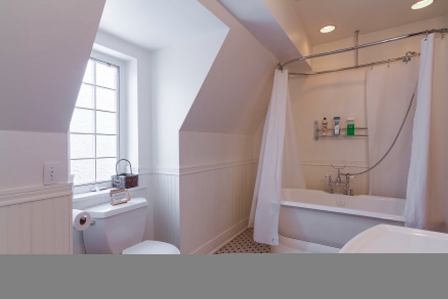 Upstairs North Bathroom Pic-1