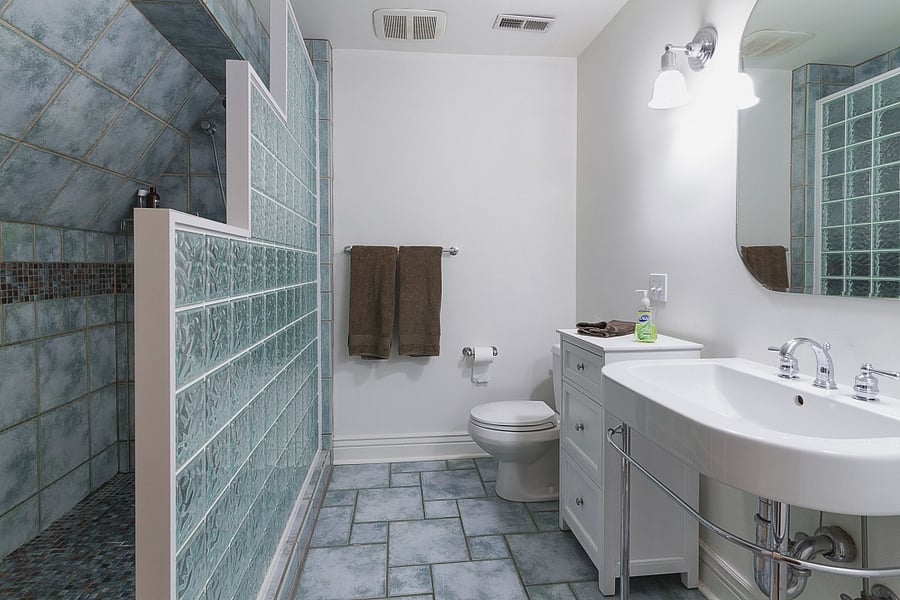 Upstairs Main Bathroom Pic-1