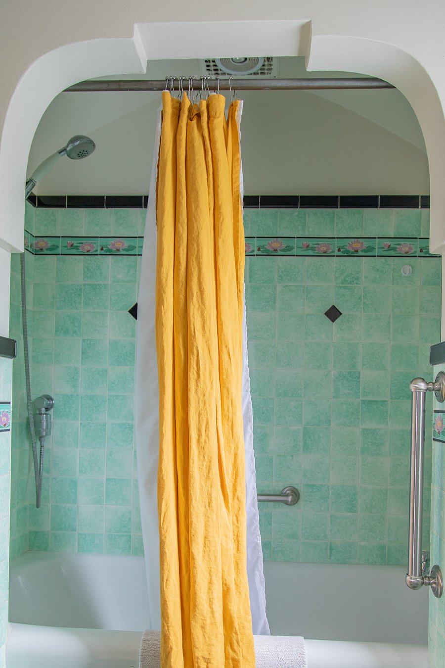 Spotless full bath with overhead shower head and removable shower head and tub