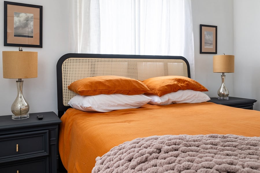 Queen size bed.