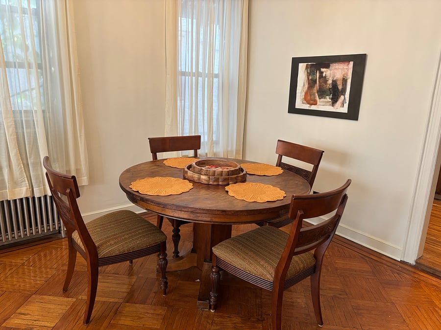 The dinning area, can comfortably seat 6.