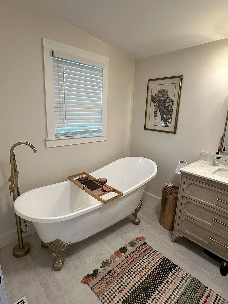 Guest Bath with Clawfoot Tub