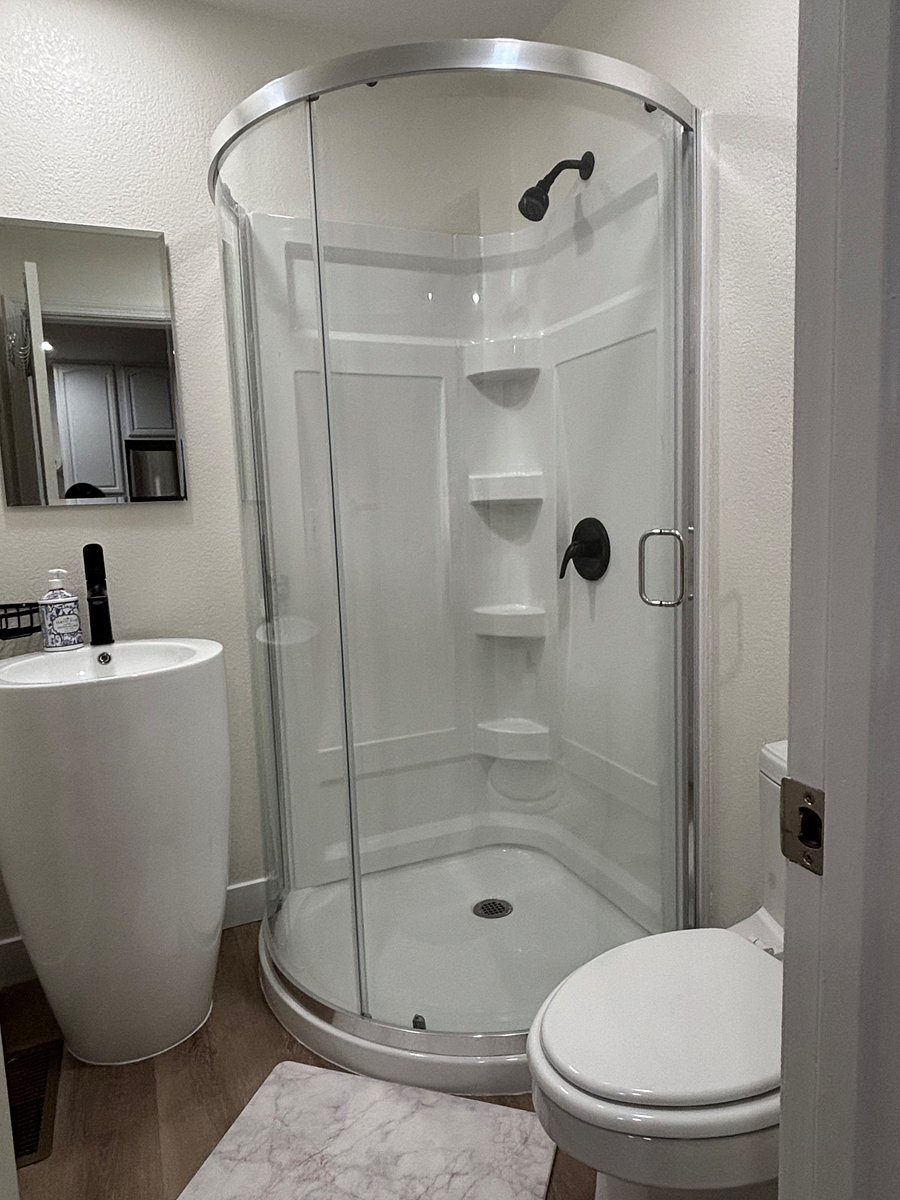 Shared bathroom for bedroom 1 and 2