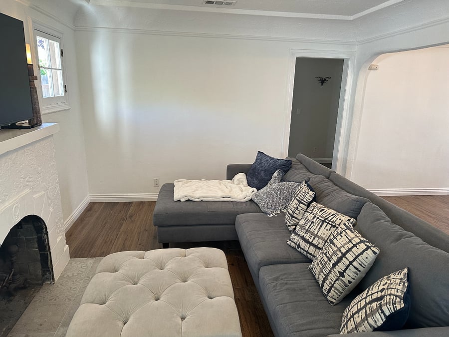 Living Room (Fireplace non-operable)