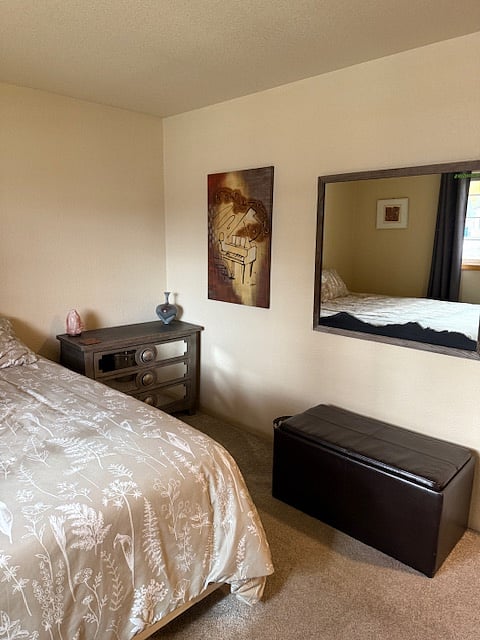 Bedroom 1 queen bed