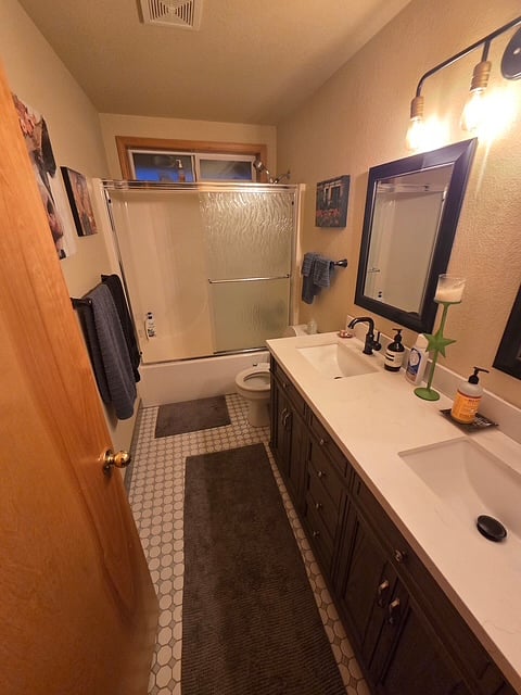 Bathroom 1 (private or shared)