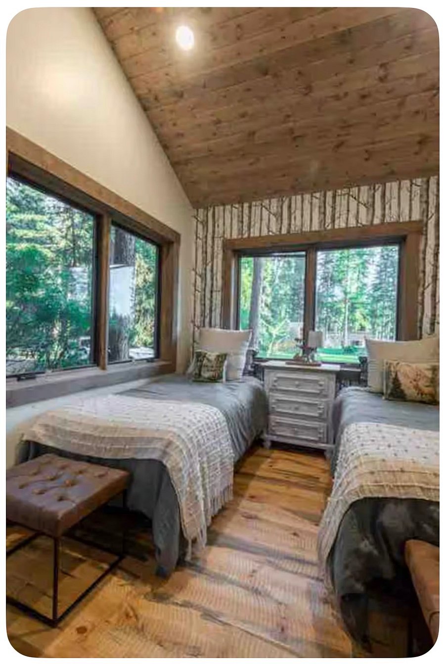 Downstairs twin bedroom