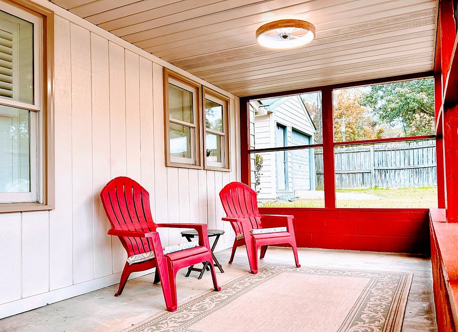 screened porch sitting area with ceiling fan/light