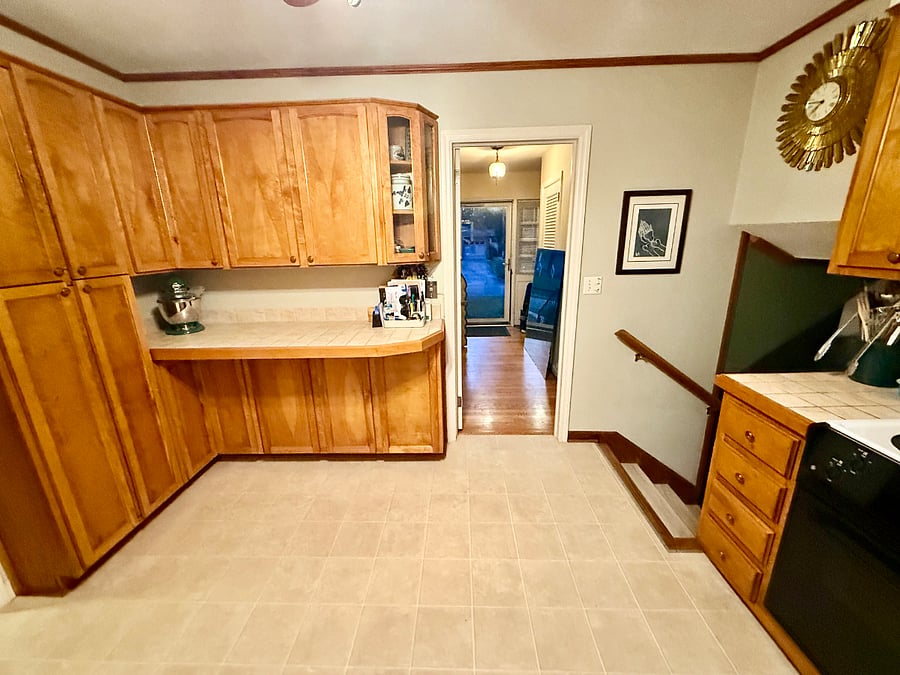 Kitchen, fully stocked pantry & cooking equipment