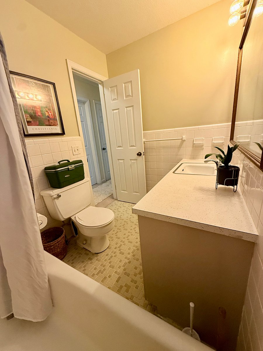 Bathroom 2, bathtub, lots of storage, big countertops