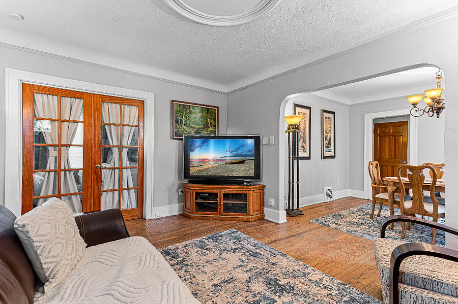 Living room
60 Smart TV, sound system, DVD player, leather sofa, comfortable recliner, hardwood floors, area rug, locking storm door with retractable screen.