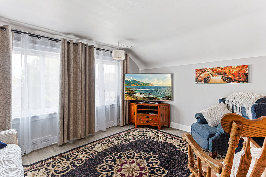 Apt. B Upper Flat livingroom
Electric reclining sofa, reclining chair, rocker, Smart TV with Roku, large windows makes the room bright & airy. Blackout curtains, shears, sound bar, area rug.