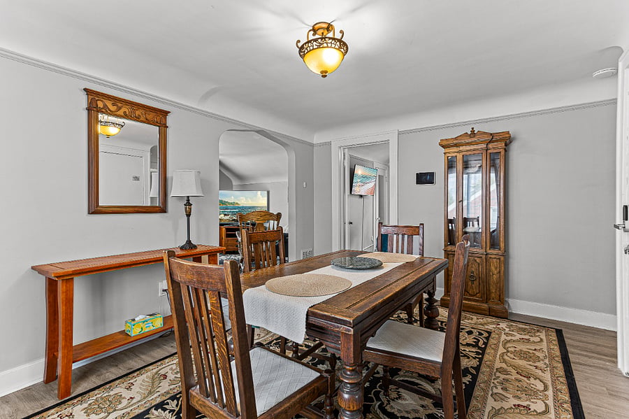 Apt. B Upper Flat Dining room.
Seats 4, table expands on both ends.