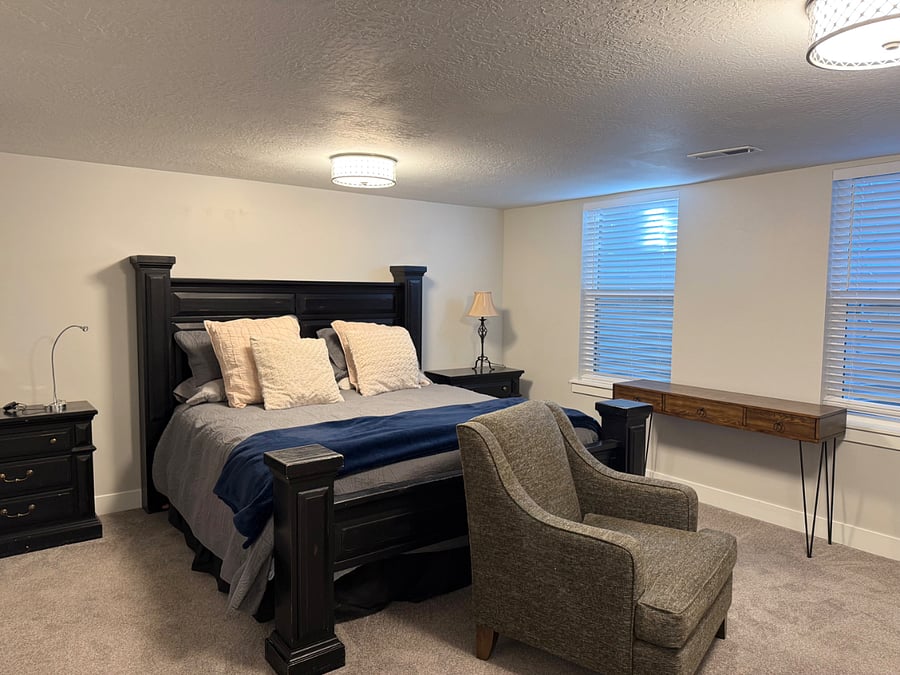 Master bedroom
King size bed
